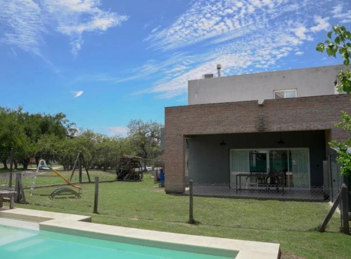 Casa · 320m² · 6 Ambientes · 2 Cocheras