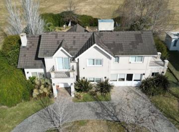 Casa · 210m² · 3 Dormitorios · 1 Cochera · Hermosa Casa en Lote Central con Fondo a Pulmón - La Concepcion