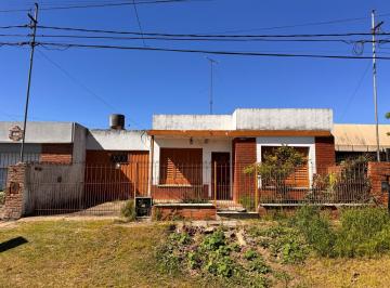 Casa · 70m² · 2 Dormitorios · 1 Cochera · Casa a Refaccionar en B° San Bernardo, Luján (Ideal Flipping House)