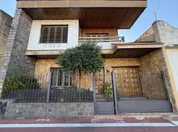 Casa · 204m² · 4 Ambientes · 2 Cocheras · Venta Casa 4 Ambientes - Lanús