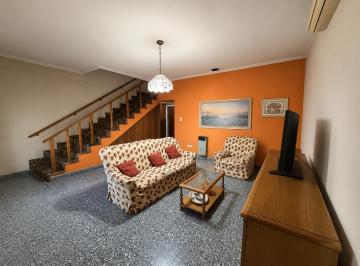 Casa · 204m² · 4 Ambientes · 2 Cocheras · Venta Casa 4 Ambientes con Quincho, Patio y Terraza Apto Credito