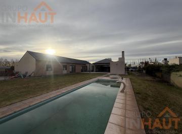 Casa · 240m² · 4 Ambientes · 2 Cocheras · Casa en Venta Barrio Privado La Falda