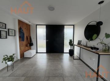 Casa · 240m² · 4 Ambientes · 2 Cocheras · Casa en Venta Barrio Privado La Falda