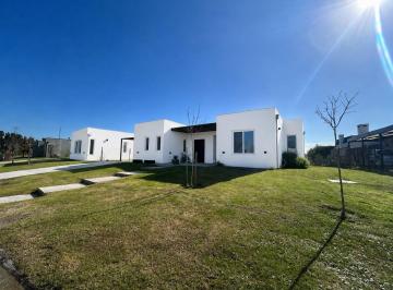 Casa · 210m² · 7 Ambientes · 3 Cocheras · Casa en C. C. manuel Belgrano