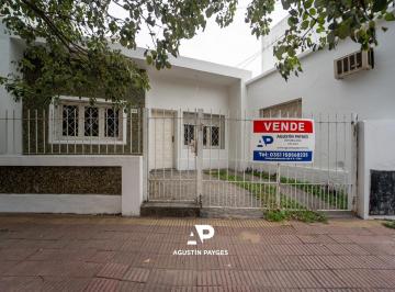 Casa · 114m² · 4 Ambientes · 1 Cochera · Casa 2 Dorm con Patio y Cochera en Barrio Juniors