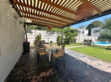 Casa · 110m² · 4 Ambientes · 3 Cocheras · Casa en Venta