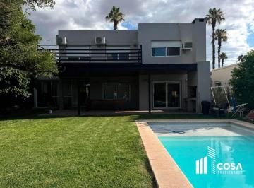 Casa · 240m² · 5 Ambientes · 2 Cocheras · Venta Casa 3 Dorm. con Jardín y Piscina Funes Hills San Marino