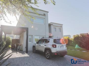 Casa · 287m² · 6 Ambientes · 2 Cocheras · Excelente Casa en Venta Sobre Lote Interno en Ayres Plaza