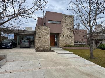 Casa · 230m² · 3 Dormitorios · 2 Cocheras · Casa 5 Ambientes en Venta en La Concepcion Country Club