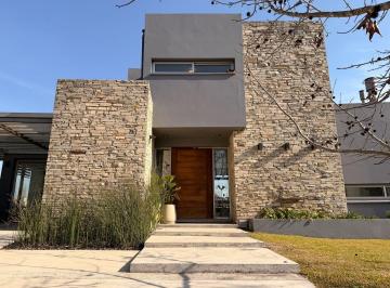 Casa · 180m² · 5 Ambientes · 2 Cocheras · Moderna y Funcional Casa en La Concepción: Apto Crédito