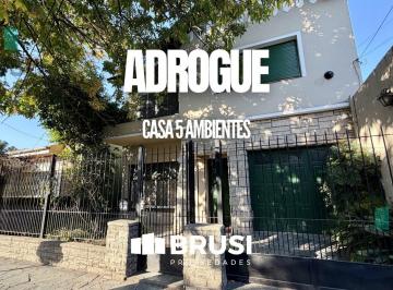 Casa · 188m² · 5 Ambientes · 1 Cochera · Venta Casa de 5 Ambientes con Cochera - Adrogue