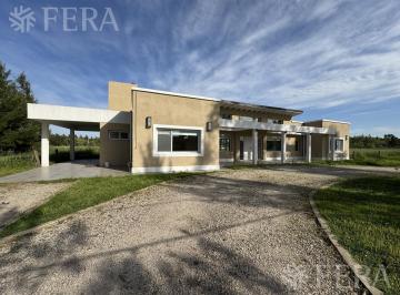 Casa · 171m² · 4 Ambientes · 1 Cochera · Venta de Casa 4 Ambientes con Galería y Parrilla en Campos de Roca II - Brandsen