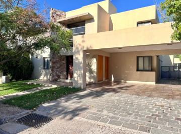 Casa de 7 ambientes, Guaymallén · Casa en Venta en Guaymallén