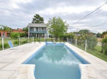 Casa · 142m² · 4 Ambientes · 3 Cocheras · Casa en Venta con Parque y Pileta, Barrio El Rodeo