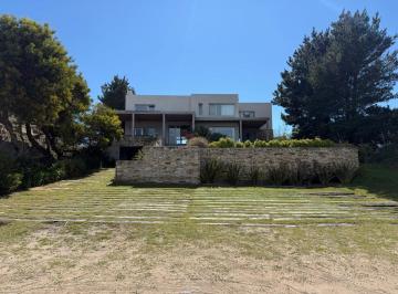 Casa de 8 ambientes, Costa Esmeralda · Excelente Casa de Diseño y en Altura con Vista Panorámica de Frente y Contra Frente Al Golf y Laguna