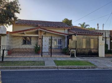 Casa · 191m² · 3 Ambientes · 3 Cocheras · Se Vende Casa 3 Ambientes con Hermoso Parque, Cochera Para 3 Autos y Quincho en Bella Vista