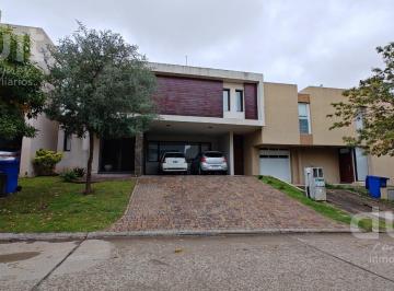 Casa · 220m² · 7 Ambientes · 2 Cocheras · Espectacular Oportunidad! Casa en Altos de Manantiales!