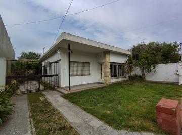 Casa · 120m² · 4 Ambientes · 3 Cocheras · Casa en Venta en Moron Lote Propio 10x33 (366 M&sup2;) 3 Dorm. 2 Baños Cochera Pasante Fondo Libre
