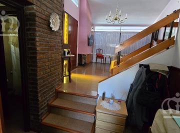 Casa · 164m² · 5 Ambientes · 2 Cocheras · Venta - Casa - 5 Ambientes - 2 Cocheras - Lanús Este