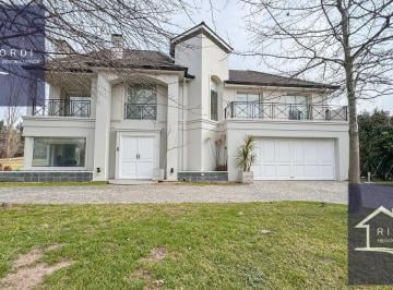 Casa · 370m² · 7 Ambientes · 2 Cocheras · Venta Casa de Estilo Francés en Ayres del Pilar