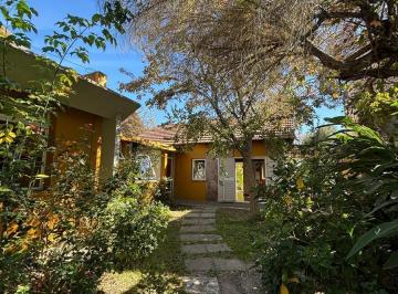 Casa · 122m² · 4 Ambientes · 1 Cochera · Venta Casa con Pileta Entre Caminos La Plata