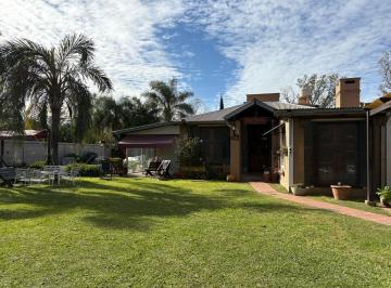 Casa · 220m² · 4 Ambientes · 2 Cocheras · Casa de Campo en Roldan C Piscina Parque Parrillero y Dos Dorm.