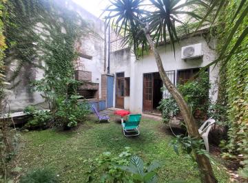 JARDIN CON PARRILLERO · Casa en República de La Sexta