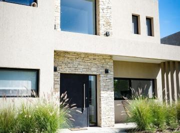 Casa · 190m² · 4 Ambientes · 2 Cocheras · Puertos del Lago, Casa en Alquiler