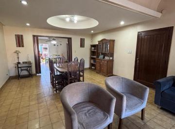 Casa · 350m² · 4 Ambientes · 1 Cochera · Casa en Venta - Paraguay 3300