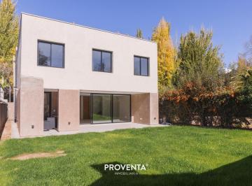 Casa · 160m² · 5 Ambientes · 2 Cocheras · Venta en Chacras de Coria, Casa a Estrenar en Calle Larrea