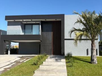 Casa · 460m² · 6 Ambientes · 6 Cocheras · Casa en Venta Terralagos Canning