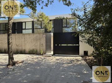 Casa · 152m² · 5 Ambientes · 1 Cochera · Casa a Estrenar en Gonnet