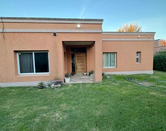 Quinta vacacional · 600m² · 5 Ambientes · 4 Cocheras