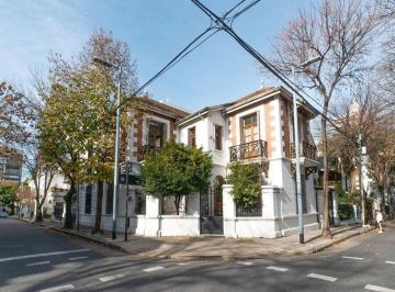 Casa · 245m² · 5 Ambientes · 1 Cochera · Retasada! Venta de Casa 5 Ambientes Super Luminosa con Cochera en El Barrio Inglés Caballito