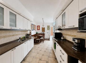 Casa · 235m² · 5 Ambientes · Retasada! Venta de Casa de 7 Ambientes con Terraza y Parrila en El Barrio Inglés - Caballito