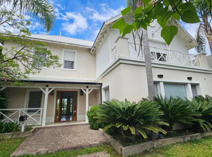Casa · 250m² · 6 Ambientes · 1 Cochera