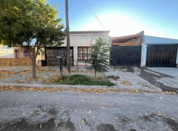 Casa · 77m² · 5 Ambientes · 2 Cocheras · Casa en Venta General Roca