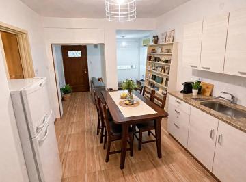 Casa · 216m² · 6 Ambientes · 1 Cochera · Venta de Casa 6 Ambientes con Cochera en Parque Avellaneda