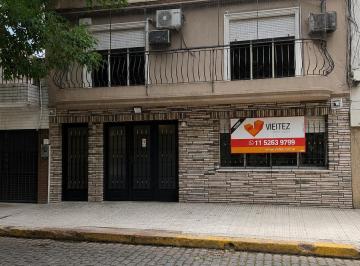 Casa · 216m² · 6 Ambientes · 1 Cochera · Retasada! Venta de Casa 6 Ambientes con Cochera en Parque Avellaneda