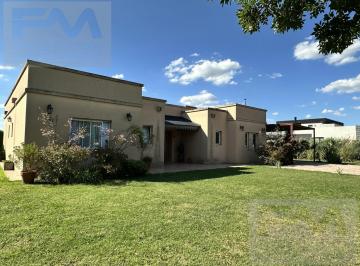 Casa · 1039m² · 4 Ambientes · 4 Cocheras · Casa en Venta Country Terravista