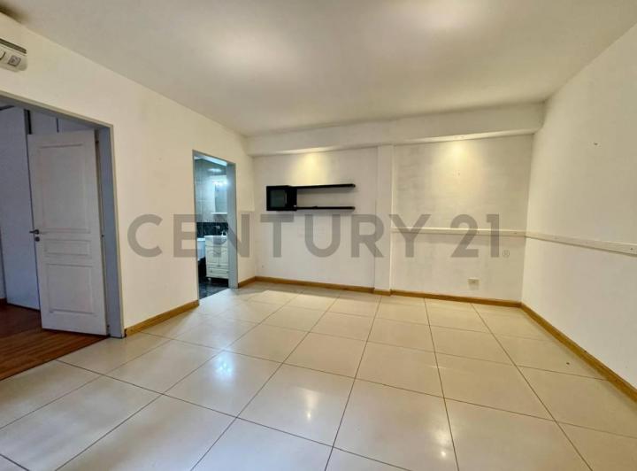 Venta Departamento de 2 Ambientes con Balcón y Cochera en Versalles.