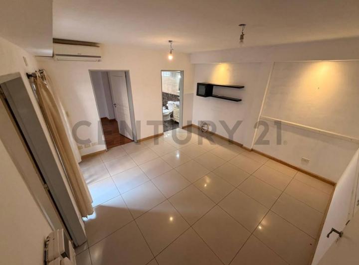 Venta Departamento de 2 Ambientes con Balcón y Cochera en Versalles.