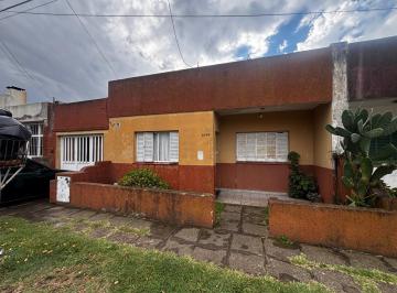 Casa · 100m² · 4 Ambientes · 2 Cocheras · Casa en Venta / Permuta con Amplio Lote Zona Villa Aguirre Tandil