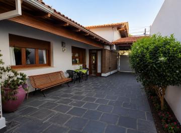 Casa · 165m² · 5 Ambientes · 3 Cocheras · Casa en Venta Semi Centrica Apta Credito Tandil
