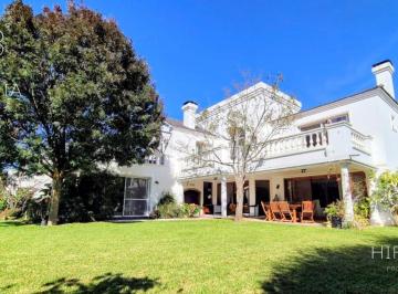Casa de 9 ambientes, Pilar · Casa en Venta en Mayling Club de Campo - 4 Dorm - Apto Credito
