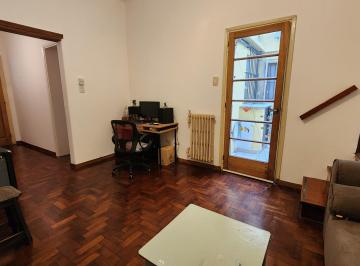 Living room, puerta al patio y escalera · Hermosa Casa de Pasillo
