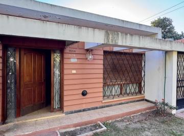 Casa · 196m² · 4 Ambientes · 2 Cocheras · Casa en Venta Barrio Jardin
