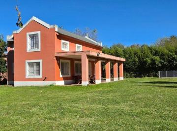 Casa · 126m² · 4 Ambientes · 1 Cochera · Venta - Hermosa Casa con Parrilla, Pileta y Jardin