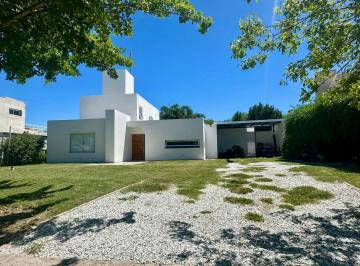 Casa · 200m² · 4 Ambientes · 2 Cocheras · Se Vende Hermosa Casa en Country San Isidro de Villa Allende