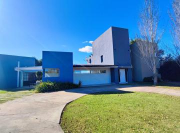 Casa · 210m² · 6 Ambientes · 4 Cocheras · Casa en Rumenco